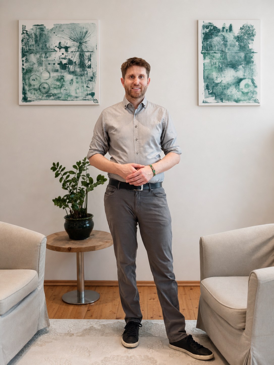 Christian Lacina, Psychotherapeut in Ausbildung unter Supervision, in seiner Praxis in Wien-Mariahilf